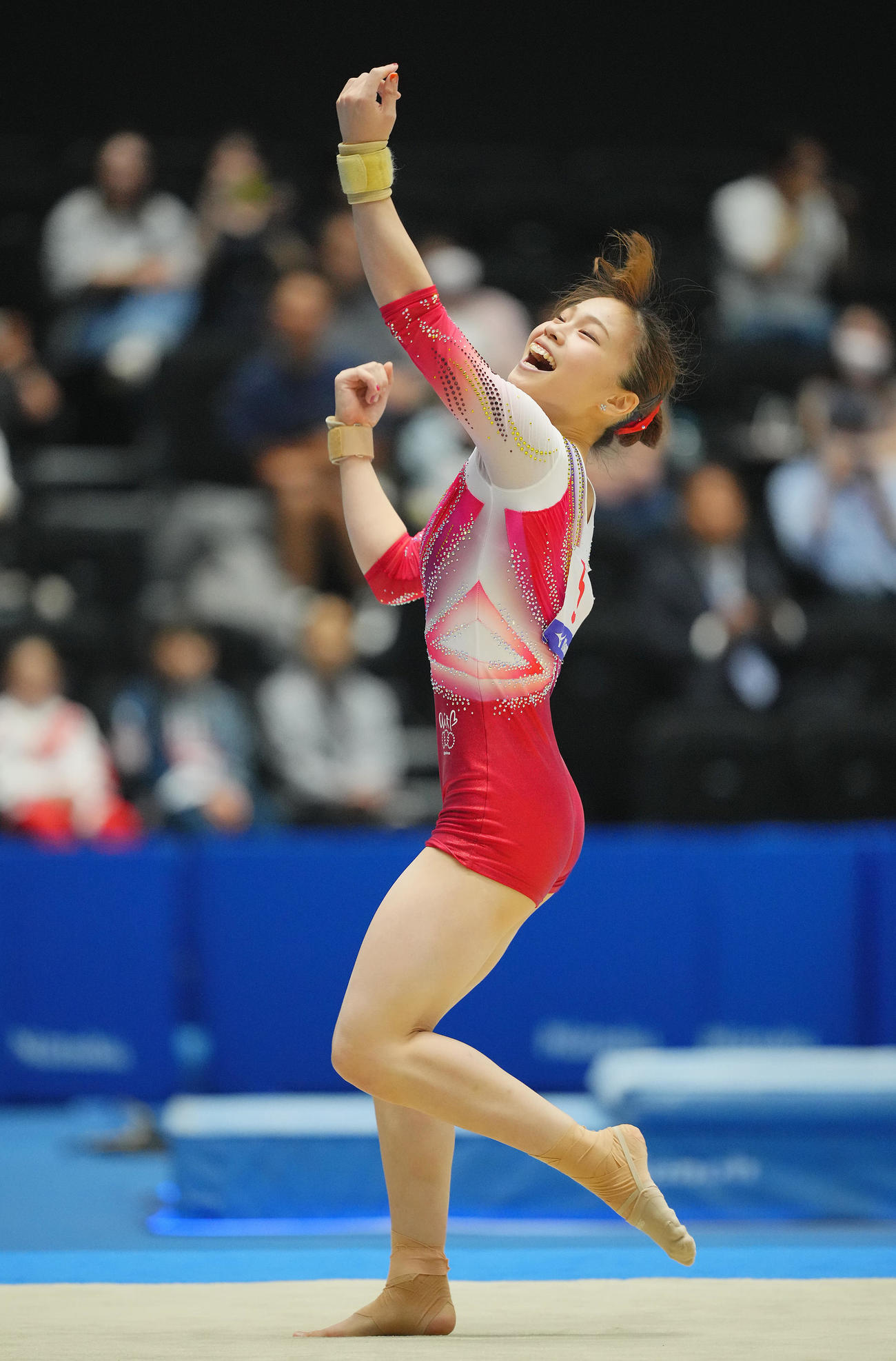 女子2日目、ゆかの演技をする杉原（撮影・垰建太）
