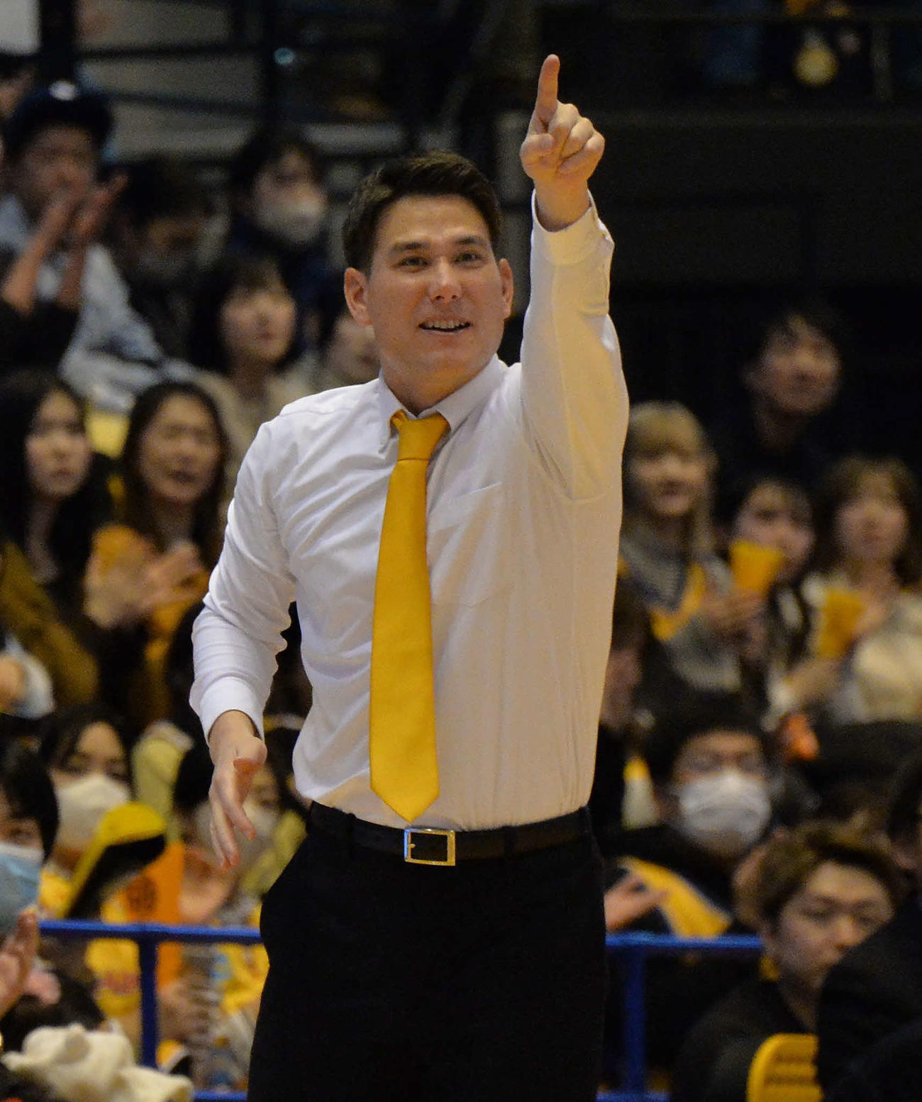 24年1月、川崎戦で指示を出す藤田HC
