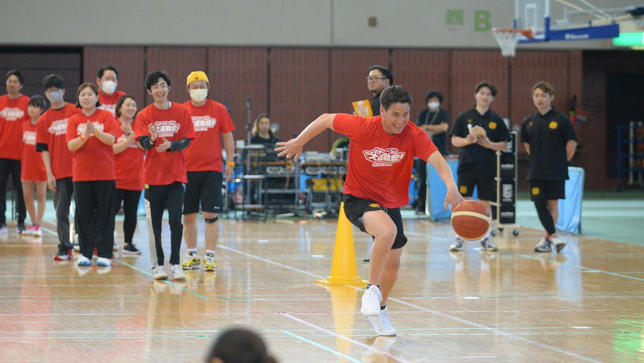 ドリブルリレーで駆け抜ける藤田HC（撮影・濱本神威）