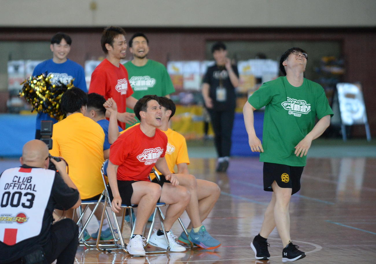 いす取りゲームで盛り上がる藤田HC（中央）ら仙台の選手、スタッフたち（撮影・濱本神威）