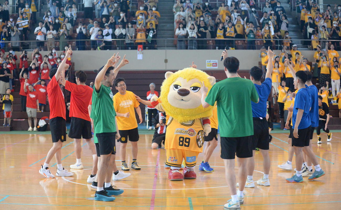 ハドルを組み、「ナイナーズ！」のかけ声でファン感謝祭を締めくくる仙台の選手たち（撮影・濱本神威）