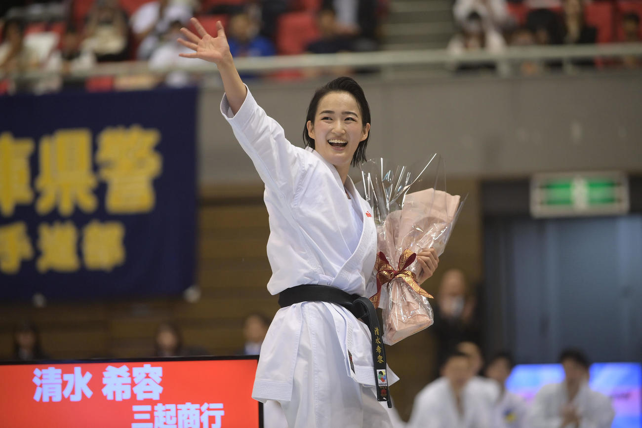 演武披露終了後、観客に手をふる清水（撮影・滝沢美穂子）