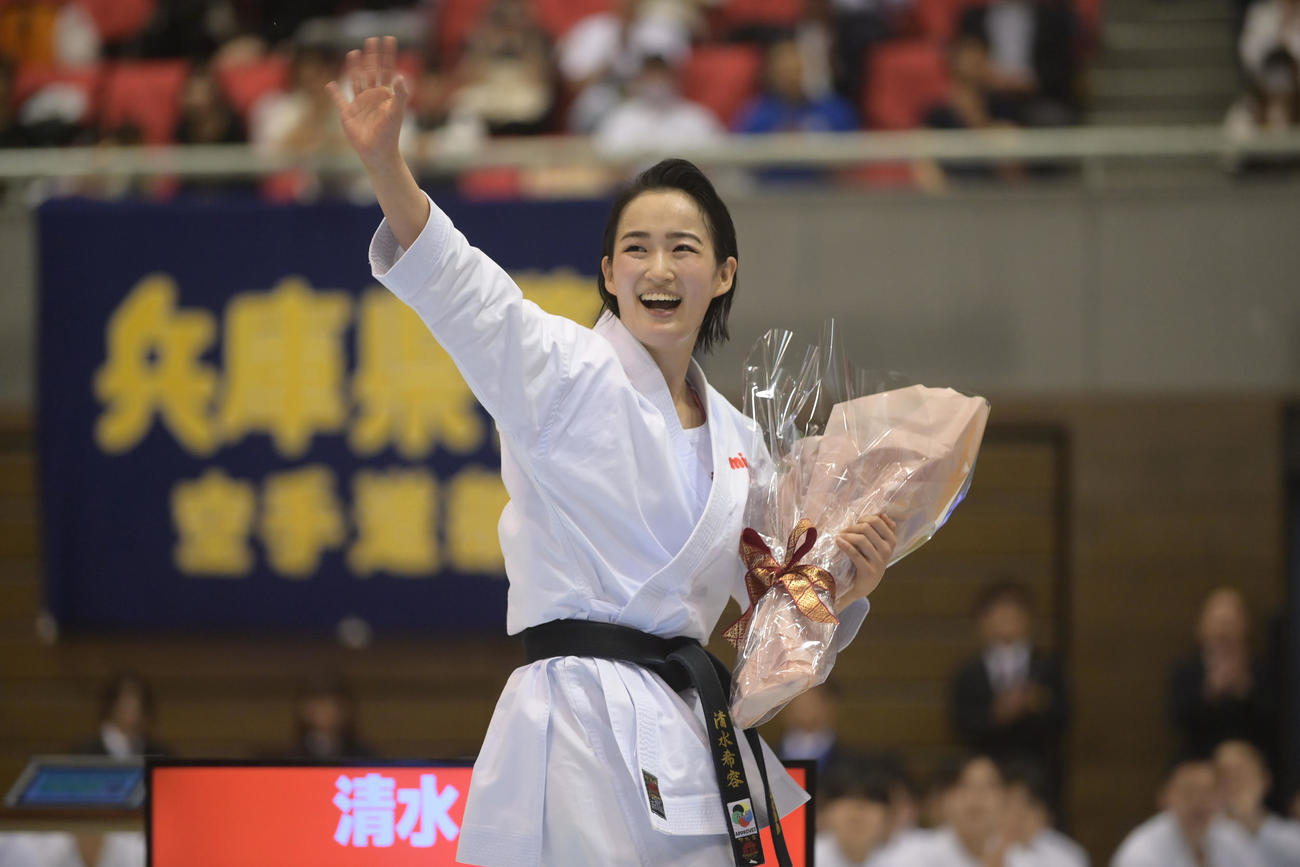 演武披露終了後、観客に手をふる清水（撮影・滝沢美穂子）