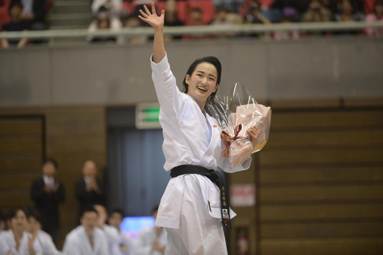 演武披露終了後、観客に手をふる清水（撮影・滝沢美穂子）
