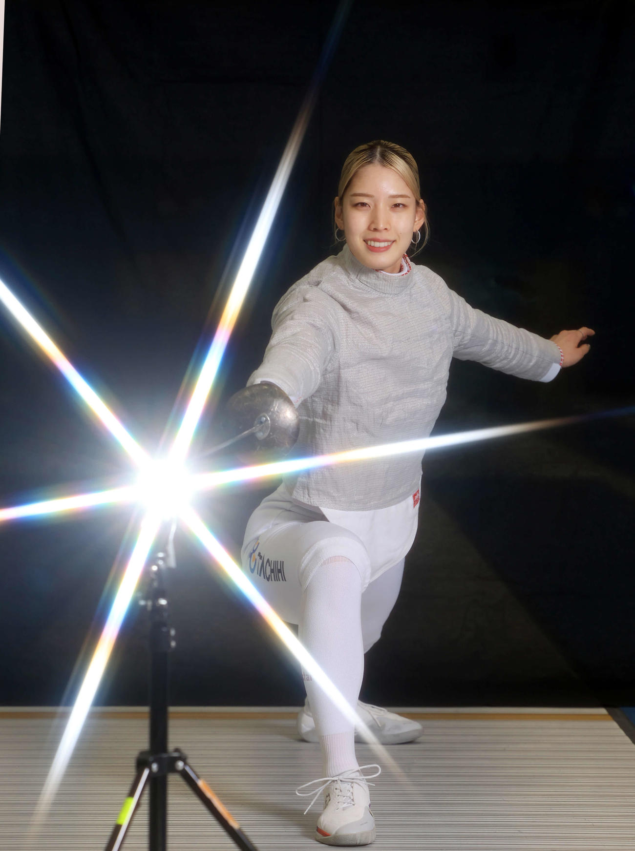 パリ五輪の星を目指し、笑顔で剣を突くフェンシングの江村＝本紙正月インタ