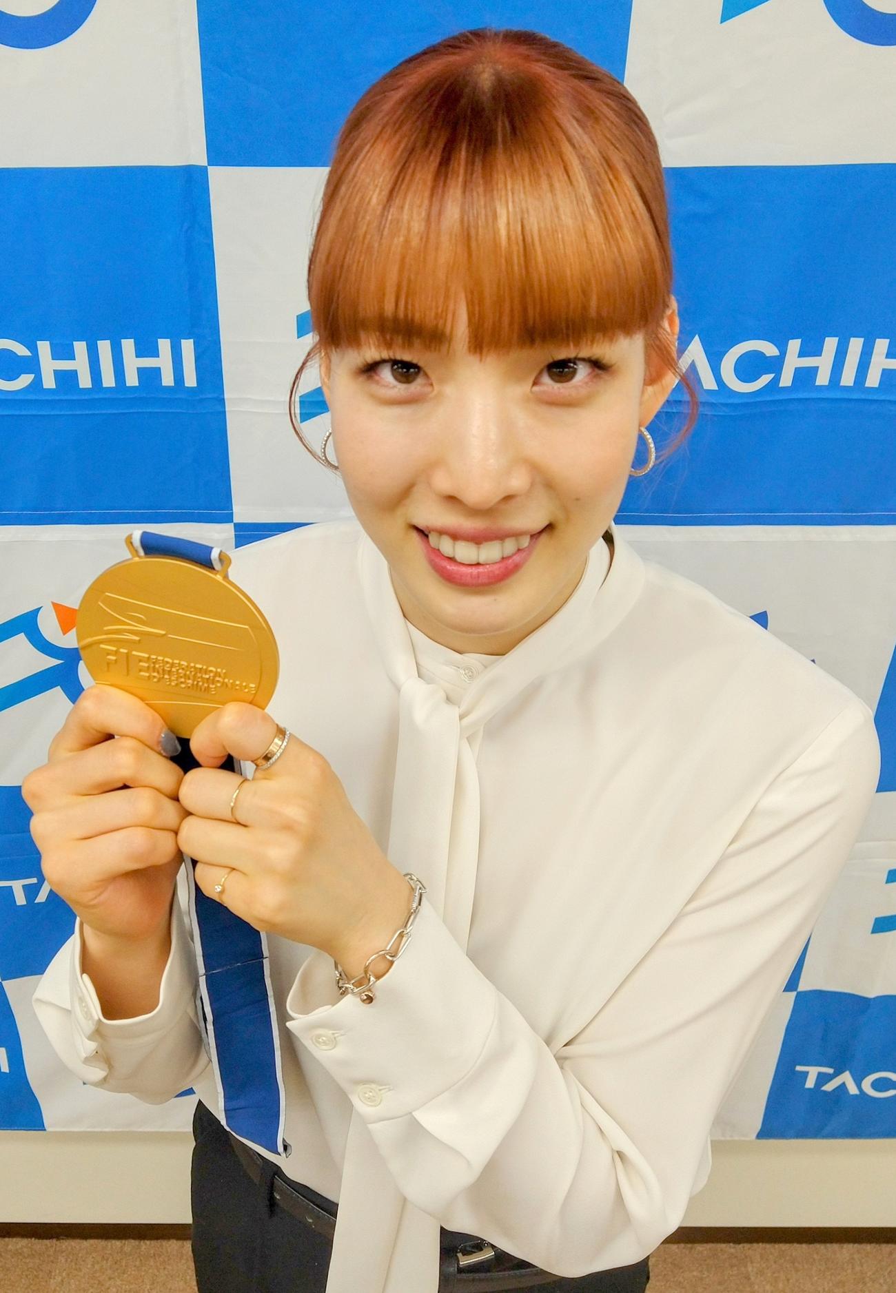 フェンシング世界選手権で日本勢初の2連覇を遂げ、立飛HDから褒賞金500万円を贈られた女子サーブルの江村美咲（撮影・木下淳）