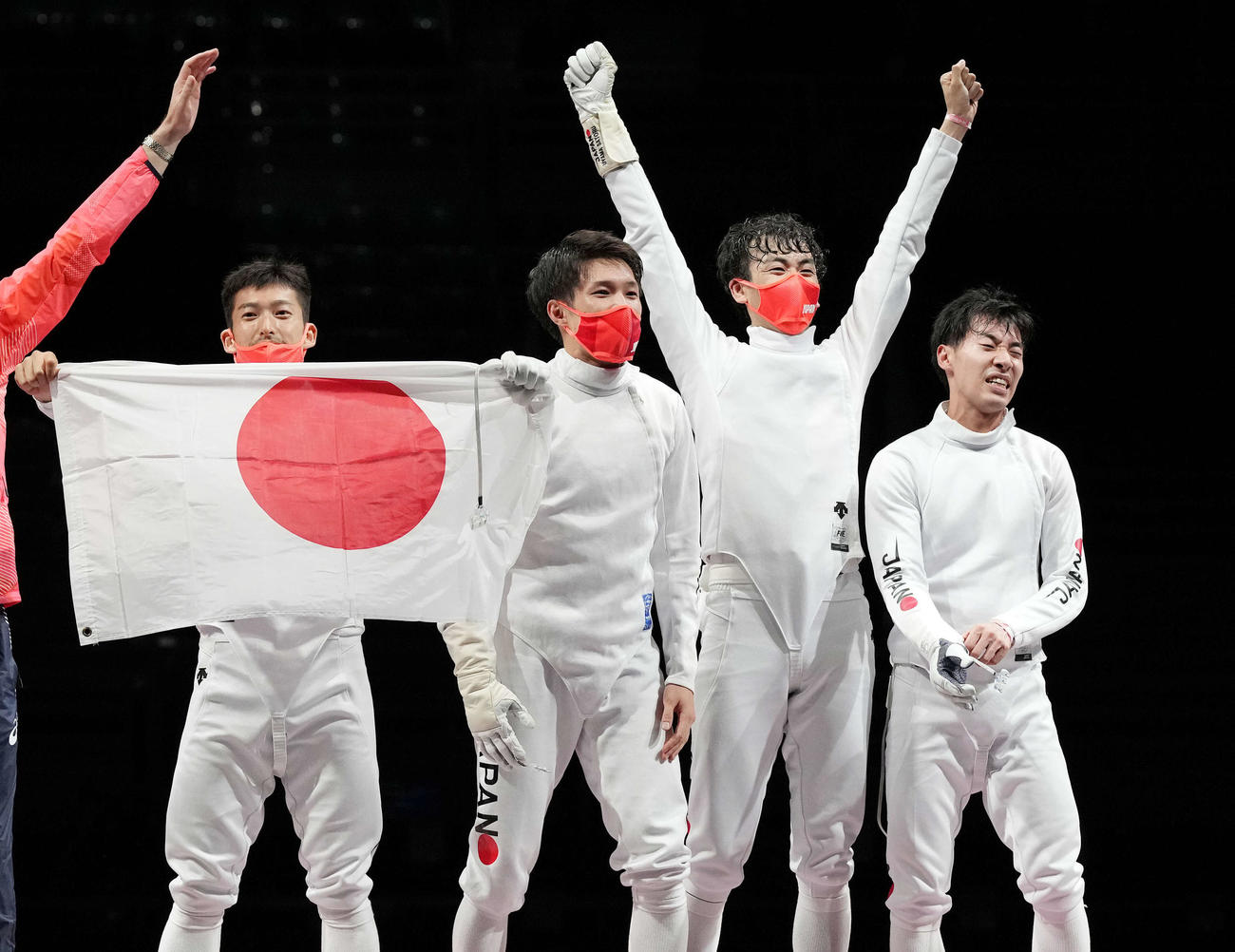 東京五輪で金メダルを獲得し、声援に応える男子エペの見延（左端）。同2人目から山田優、宇山賢、加納虹輝