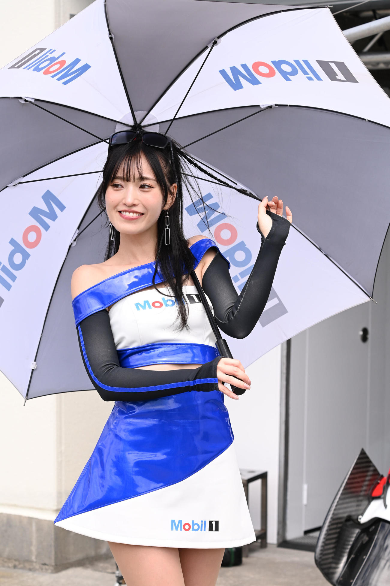 スーパーフォーミュラ第二戦　笑顔で撮影に応じるイトウチュウエネクスチームインパルのキャンペーンガール（撮影・林敢治）