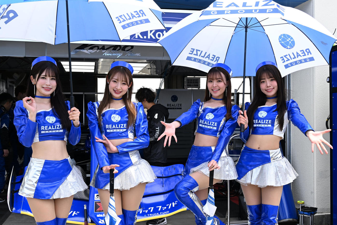スーパーフォーミュラ第二戦　笑顔で撮影に応じるコンドーレーシングのキャンペーンガールたち（撮影・林敢治）