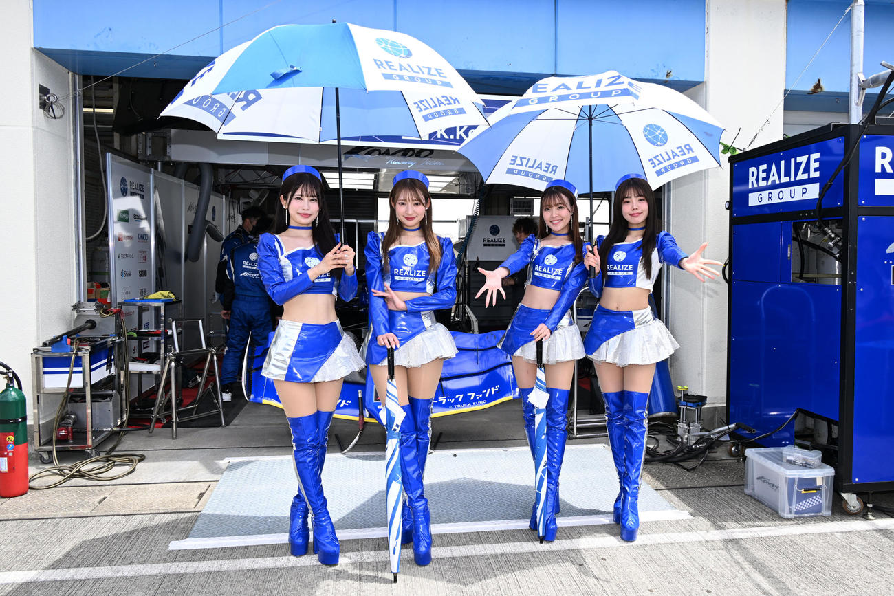 スーパーフォーミュラ第二戦　笑顔で撮影に応じるコンドーレーシングのキャンペーンガールたち（撮影・林敢治）