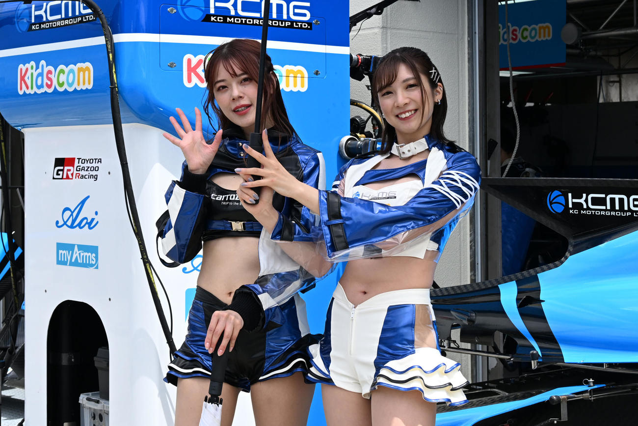 スーパーフォーミュラ第二戦　笑顔で撮影に応じるキッズコムチームケーシーエムジーのキャンペーンガールたち（撮影・林敢治）