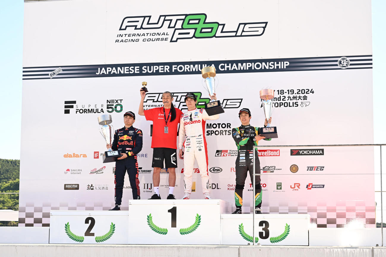 スーパーフォーミュラ第2戦　表彰式でトロフィーを掲げる（左から）岩佐、村岡、牧野、坪井（撮影・林敢治）