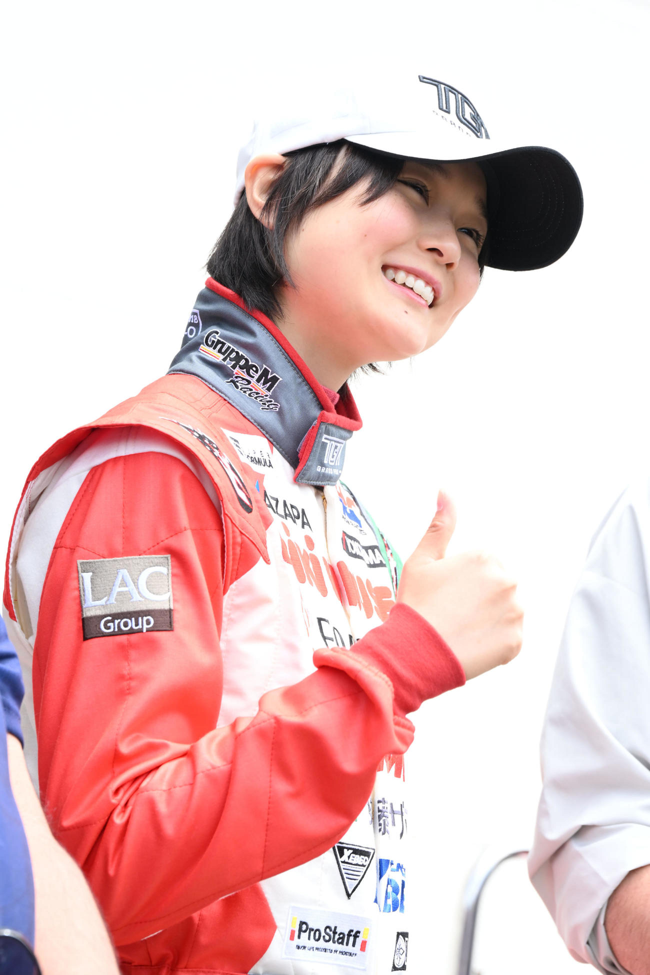 スーパーフォーミュラ第2戦　ピットウォークでファンと記念撮影するJuju（撮影・林敢治）
