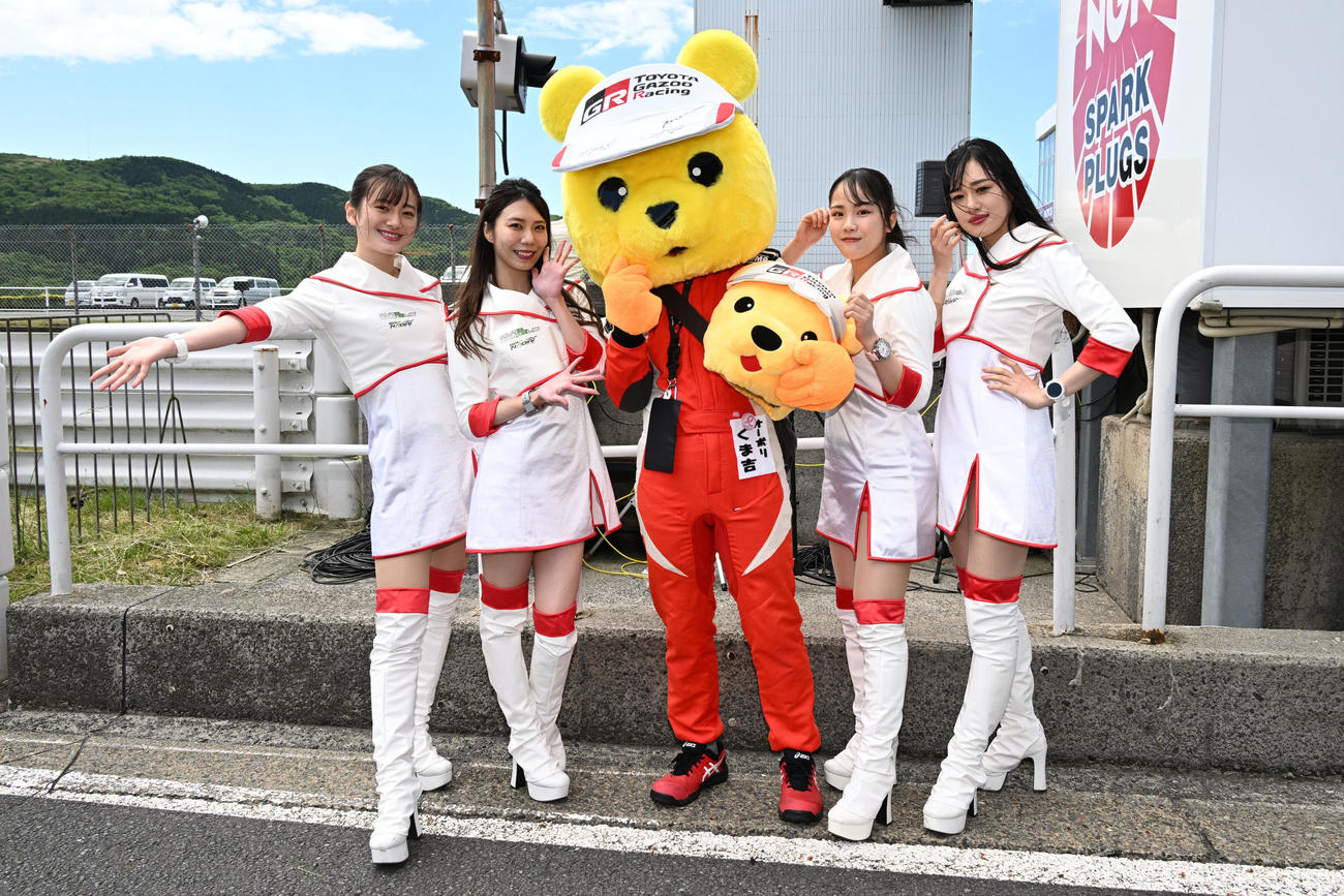 スーパーフォーミュラ第二戦　笑顔で撮影に応じるキャンペーンガールたち（撮影・林敢治）