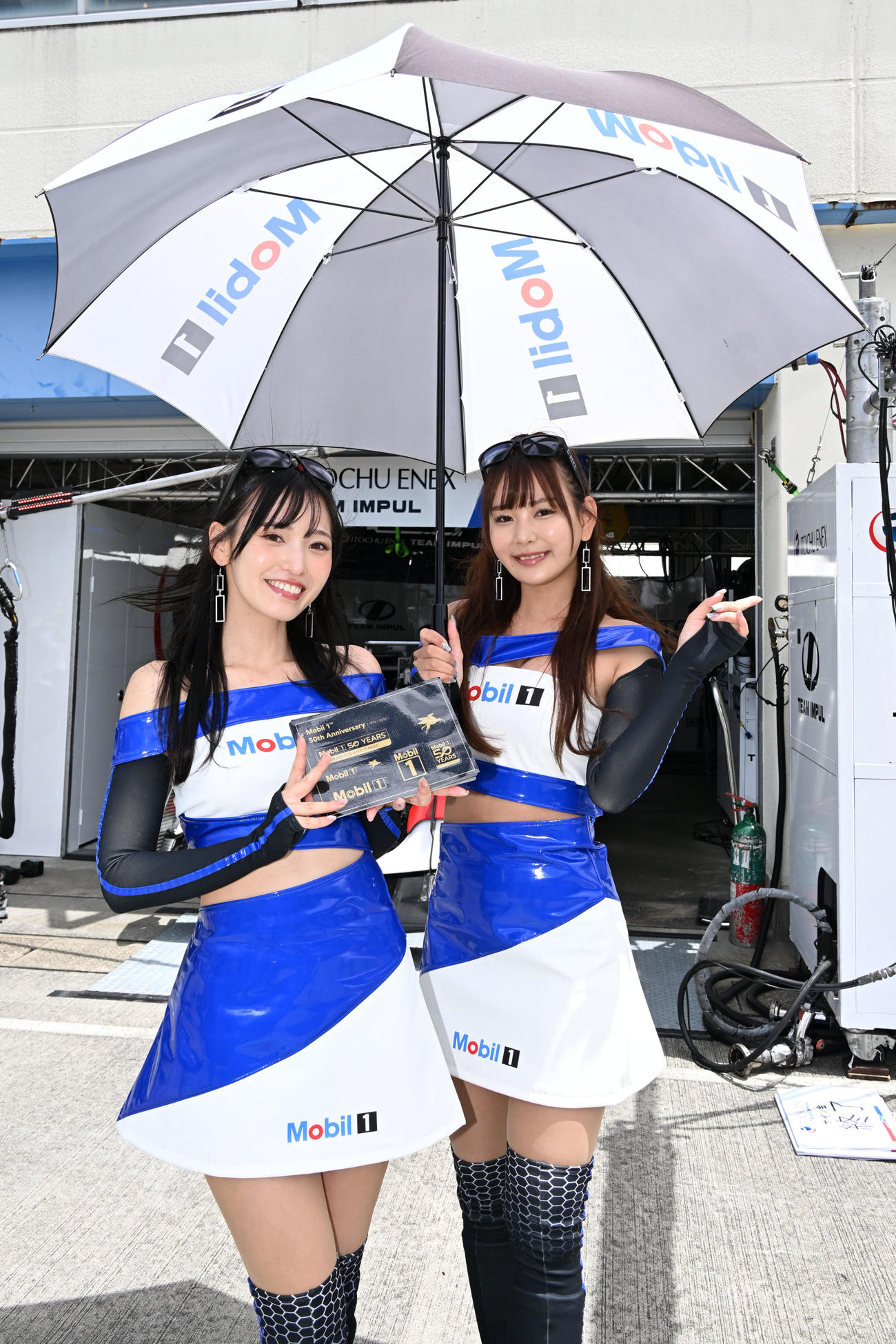 スーパーフォーミュラ第二戦　笑顔で撮影に応じるイトウチュウエネクスチームインパルのキャンペーンガール（撮影・林敢治）