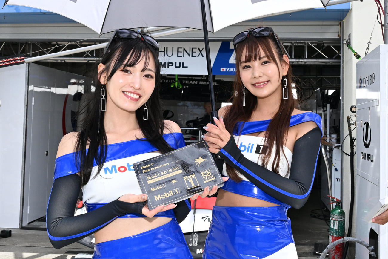 スーパーフォーミュラ第二戦　笑顔で撮影に応じるイトウチュウエネクスチームインパルのキャンペーンガール（撮影・林敢治）