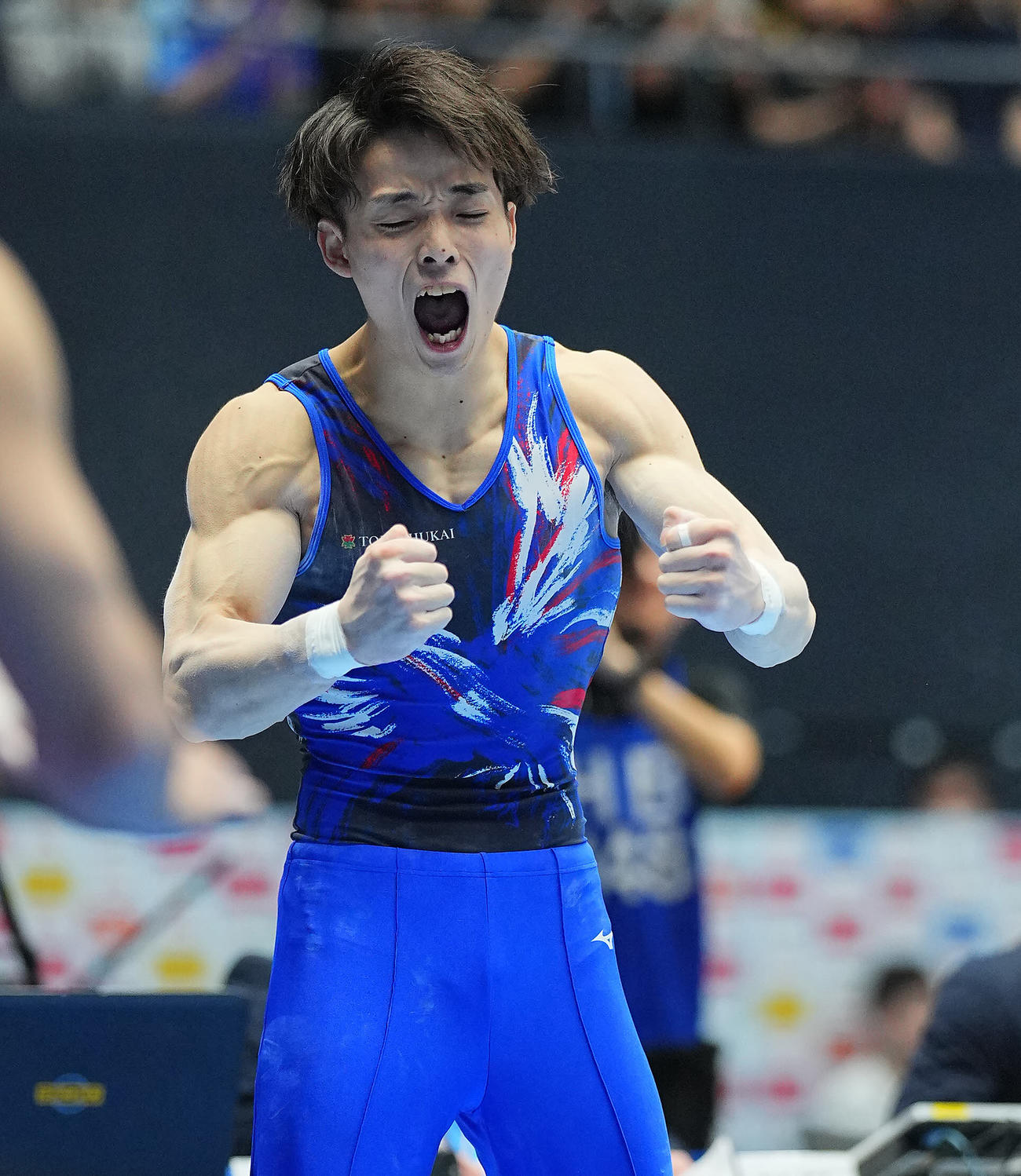 男子個人総合2日目、あん馬の演技を終え雄たけびを上げる杉野（撮影・垰建太）