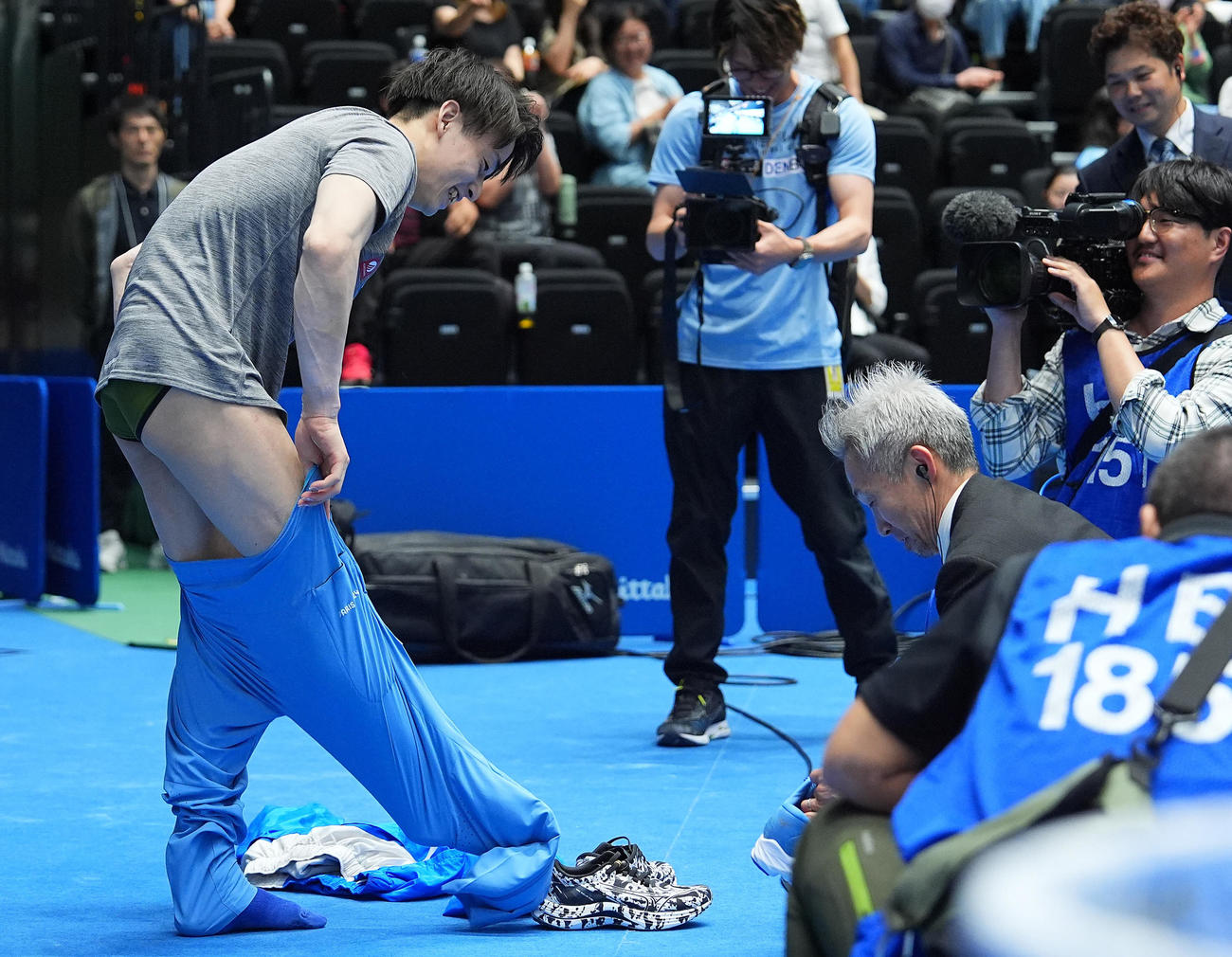 パリ五輪日本代表に選ばれその場で日本代表のジャージーに着替える杉野（撮影・垰建太）