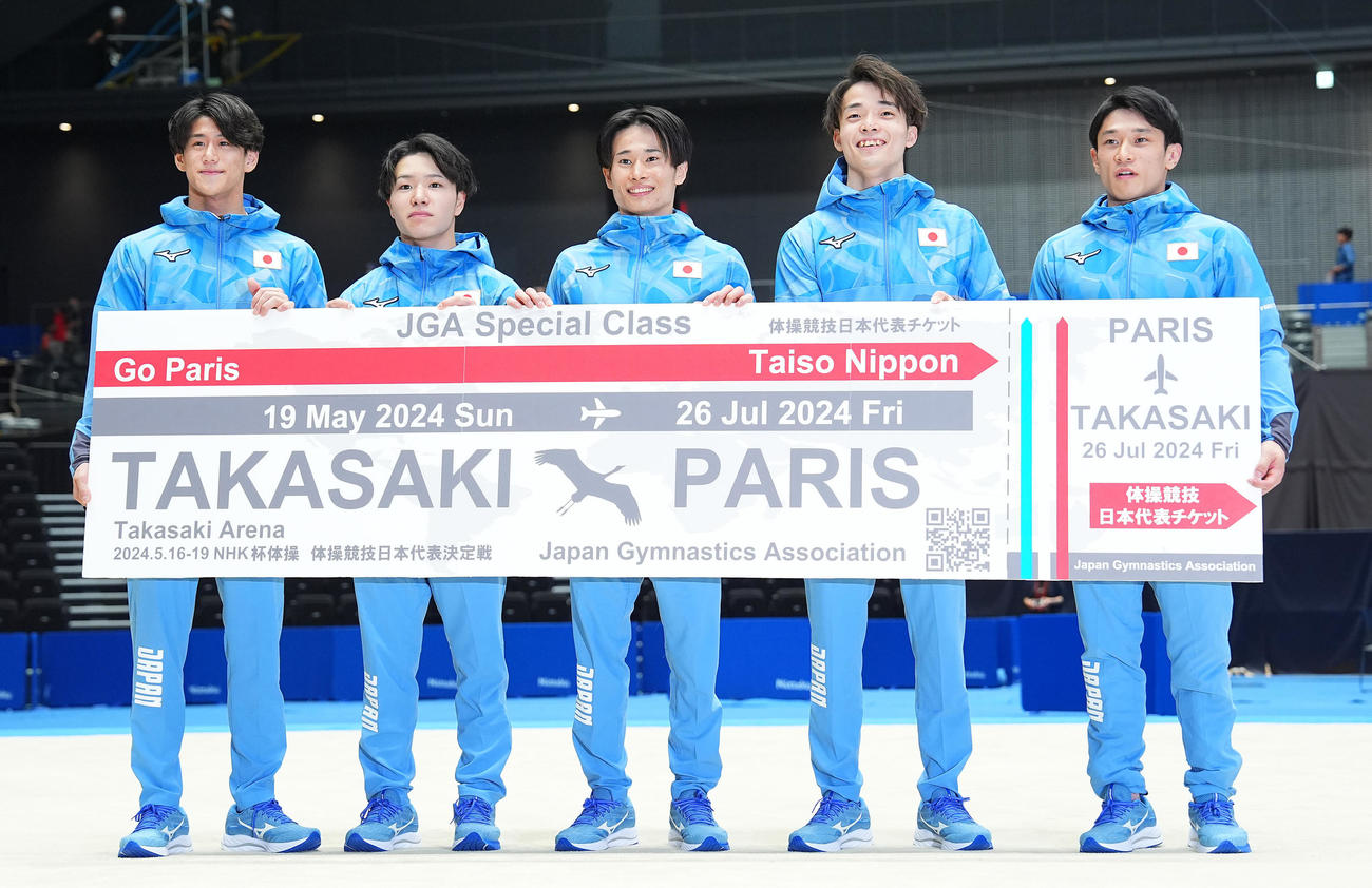 パリ五輪日本代表に選ばれ写真に納まる、左から橋本、岡、萱、杉野、谷川航（撮影・垰建太）