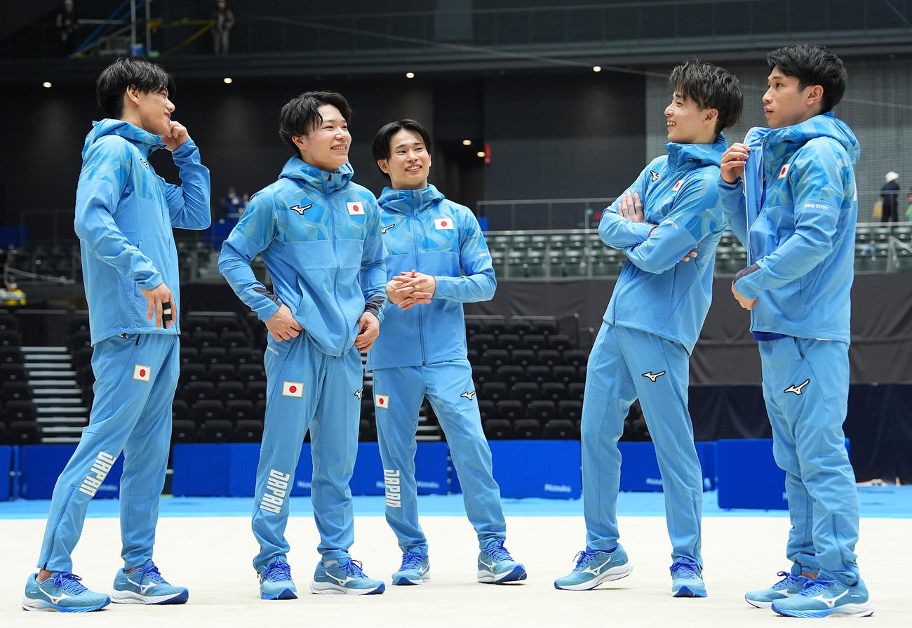 パリ五輪日本代表に選ばれ談笑する、左から橋本、岡、萱、杉野、谷川航（撮影・垰建太）