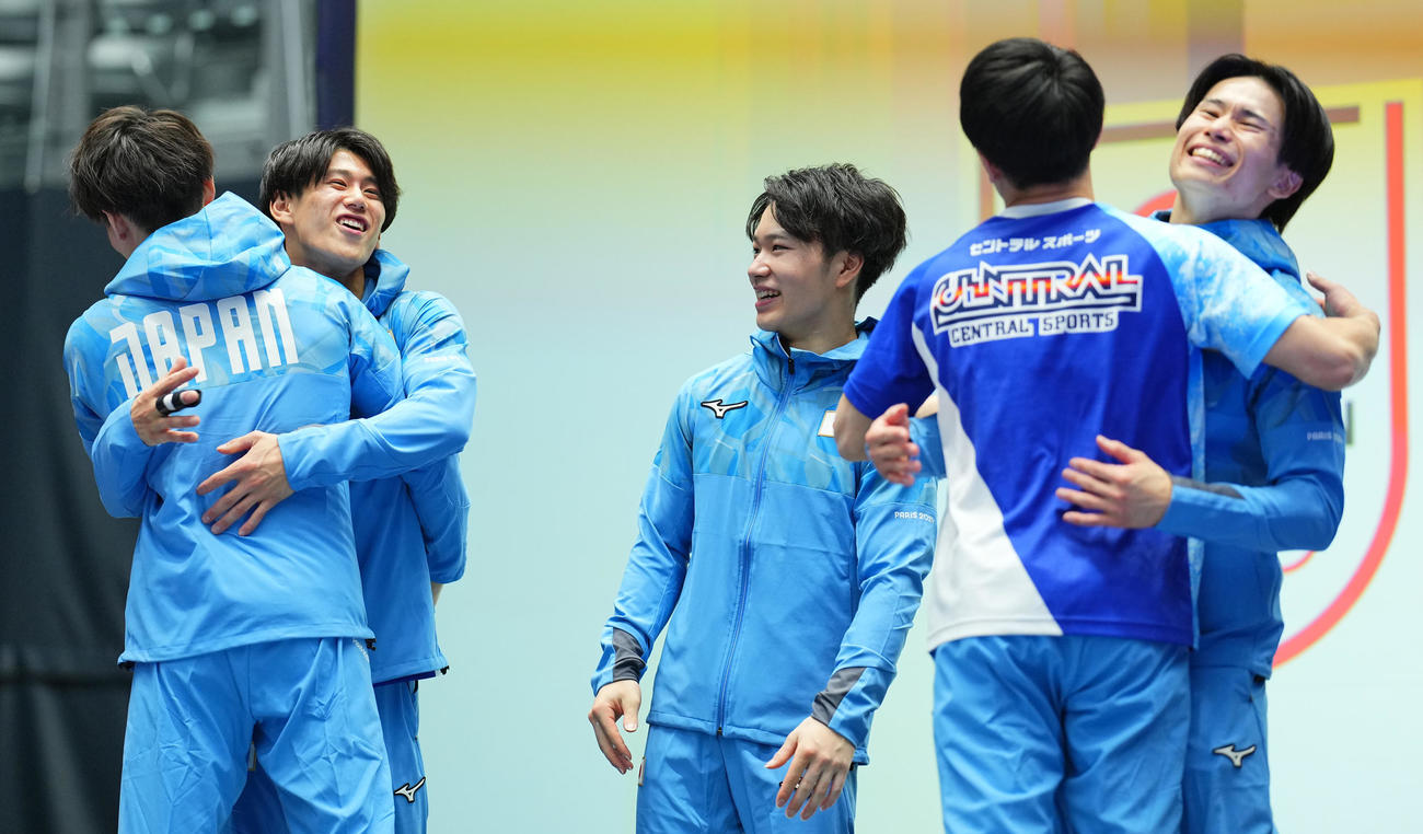 パリ五輪日本代表に選ばれた杉野（手前左）と谷川航（同右から2人目）を笑顔で迎える、左から橋本、岡、1人おいて萱（撮影・垰建太）