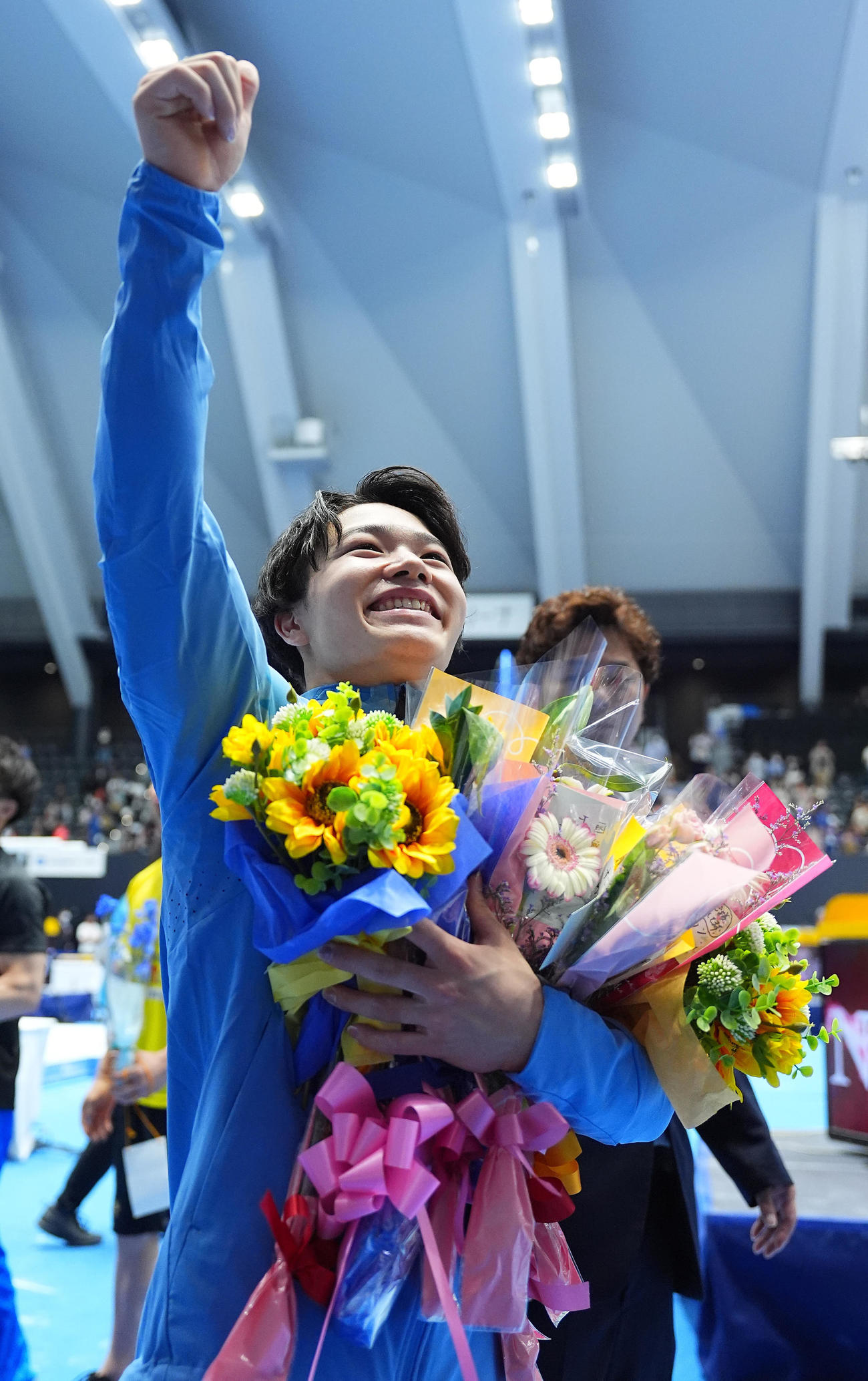 男子個人総合2日目、優勝した岡はスタンドに笑顔を見せる（撮影・垰建太）