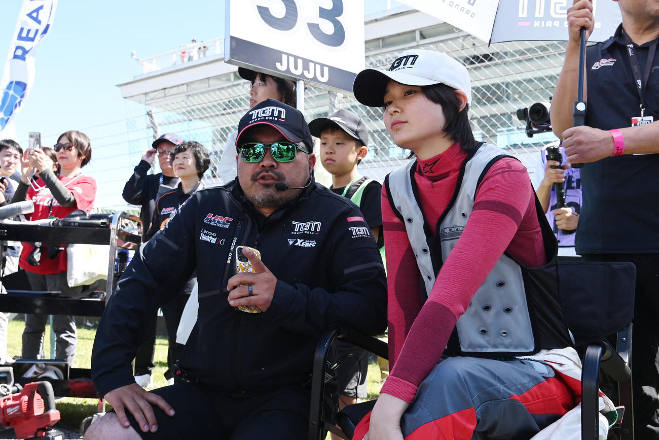 スーパーフォーミュラ第二戦　チームスタッフと話すJuju（撮影・林敢治）