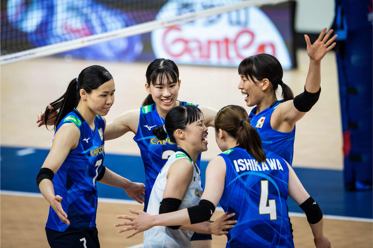 得点を喜ぶバレーボール女子日本代表（C）FIVB