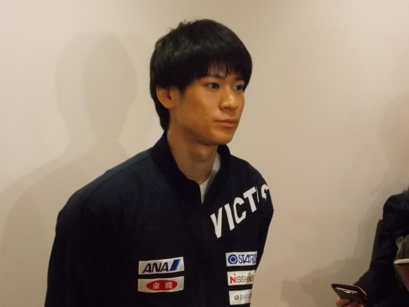 リオデジャネイロへの出発前に羽田空港で思いを語った戸上隼輔（撮影・松本航）