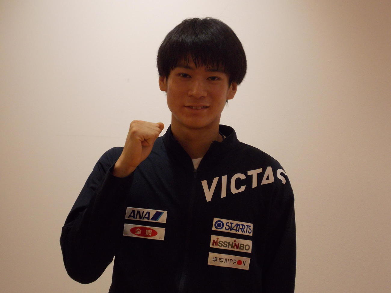 リオデジャネイロへの出発前に羽田空港でポーズを決める戸上隼輔（撮影・松本航）