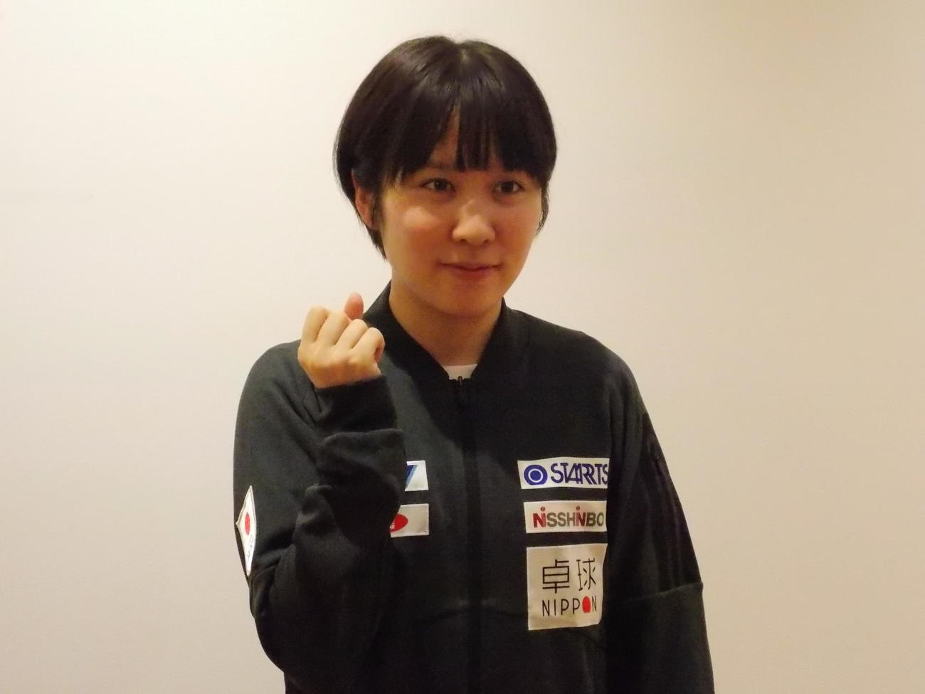 中国・太原への出発前に羽田空港でポーズを決める平野美宇（撮影・松本航）
