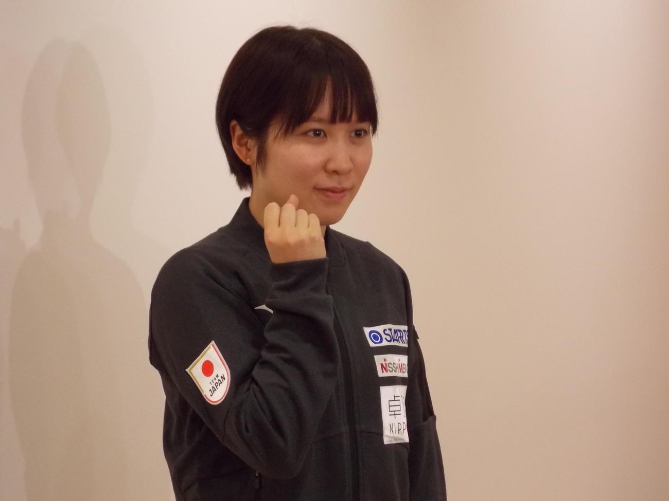 中国・太原への出発前に羽田空港でポーズを決める平野美宇（撮影・松本航）