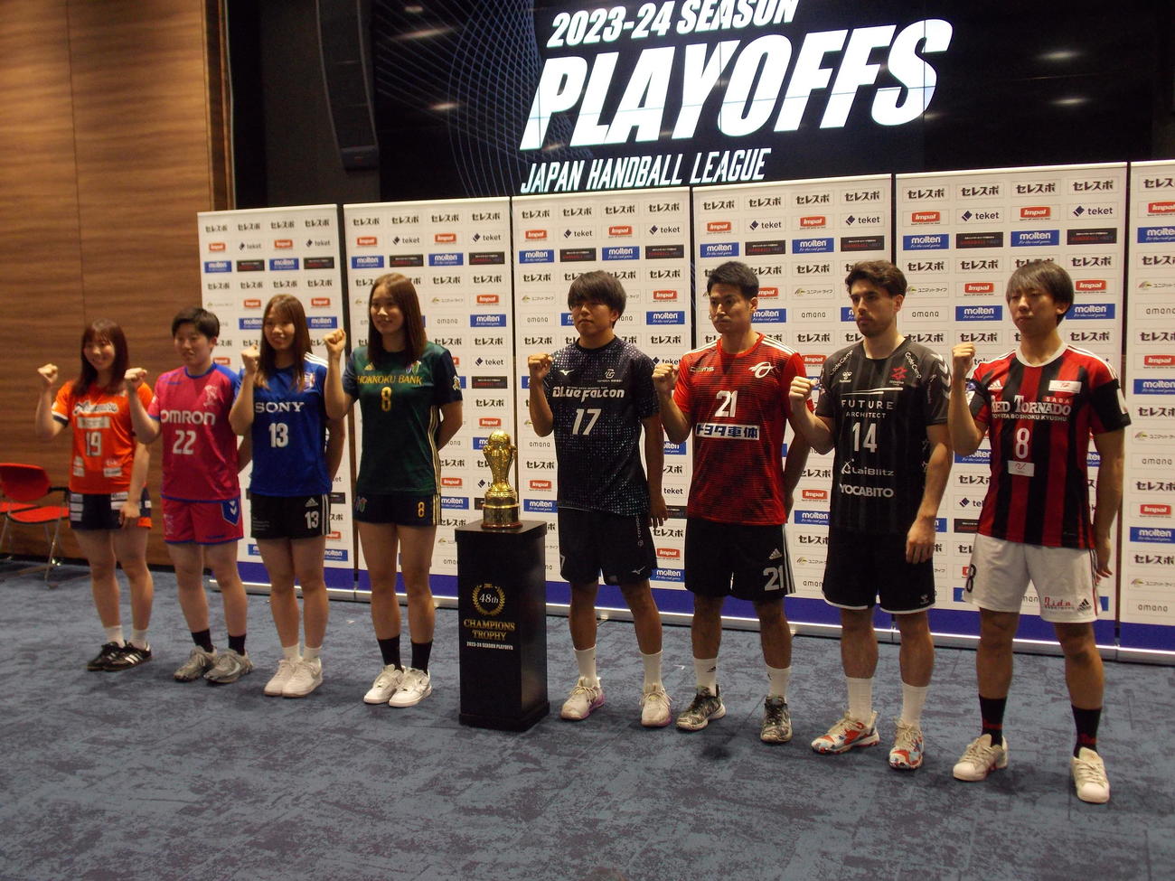 日本リーグのプレーオフに向けて誓いを立てた、右からトヨタ紡織九州の荒川蔵人、ジークスター東京の土井レミイ杏利、トヨタ車体の玉城慶也、豊田合成の古屋悠生、北国銀行の永田美香、ソニーセミコンダクタ北原佑美、オムロン米沢綾美、アランマーレ富山の桧木祐穂（撮影・松本航）