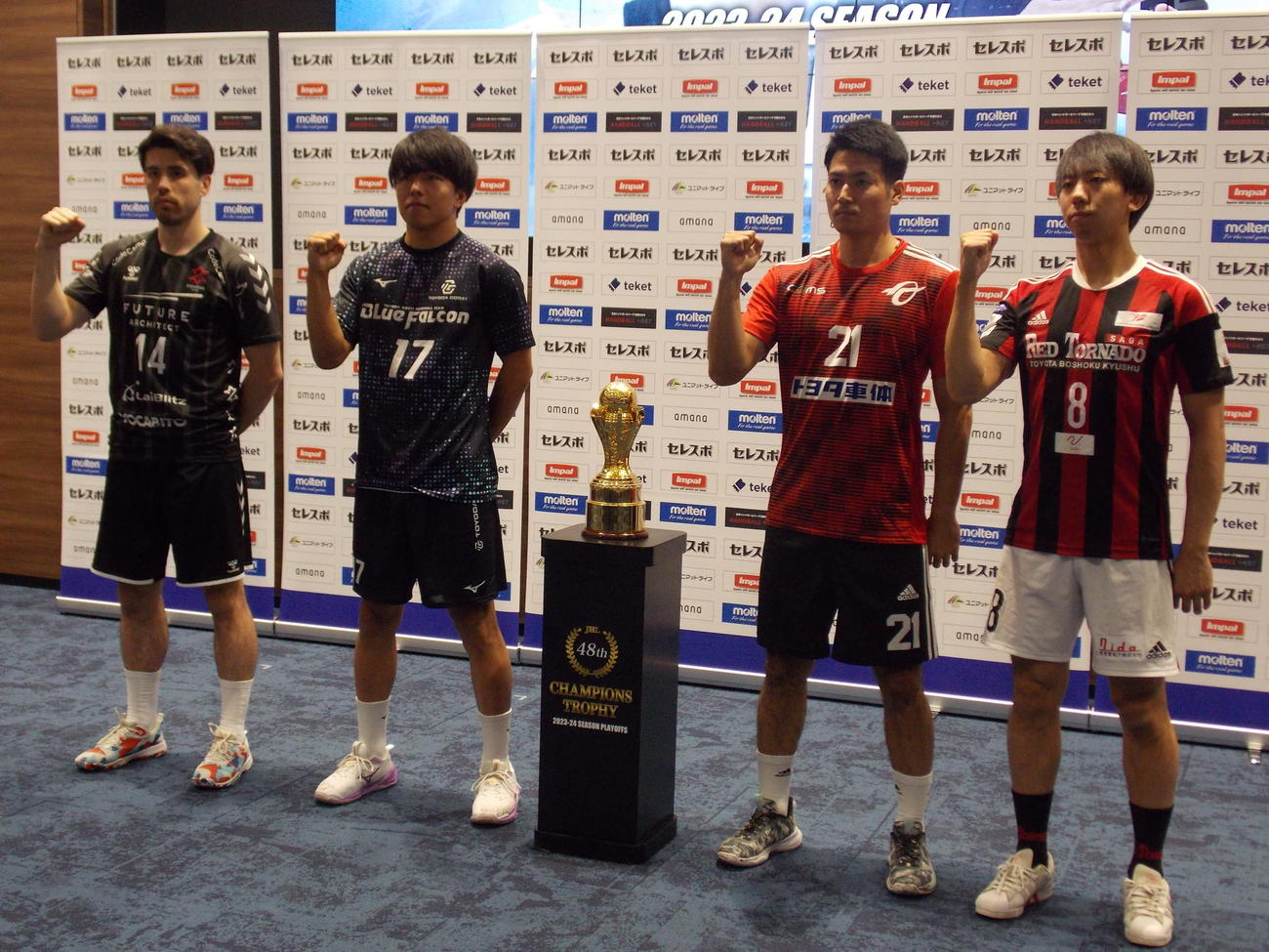 日本リーグのプレーオフに向けて誓いを立てた右からトヨタ紡織九州の荒川蔵人、トヨタ車体の玉城慶也、豊田合成の古屋悠生、ジークスター東京の土井レミイ杏利（撮影・松本航）
