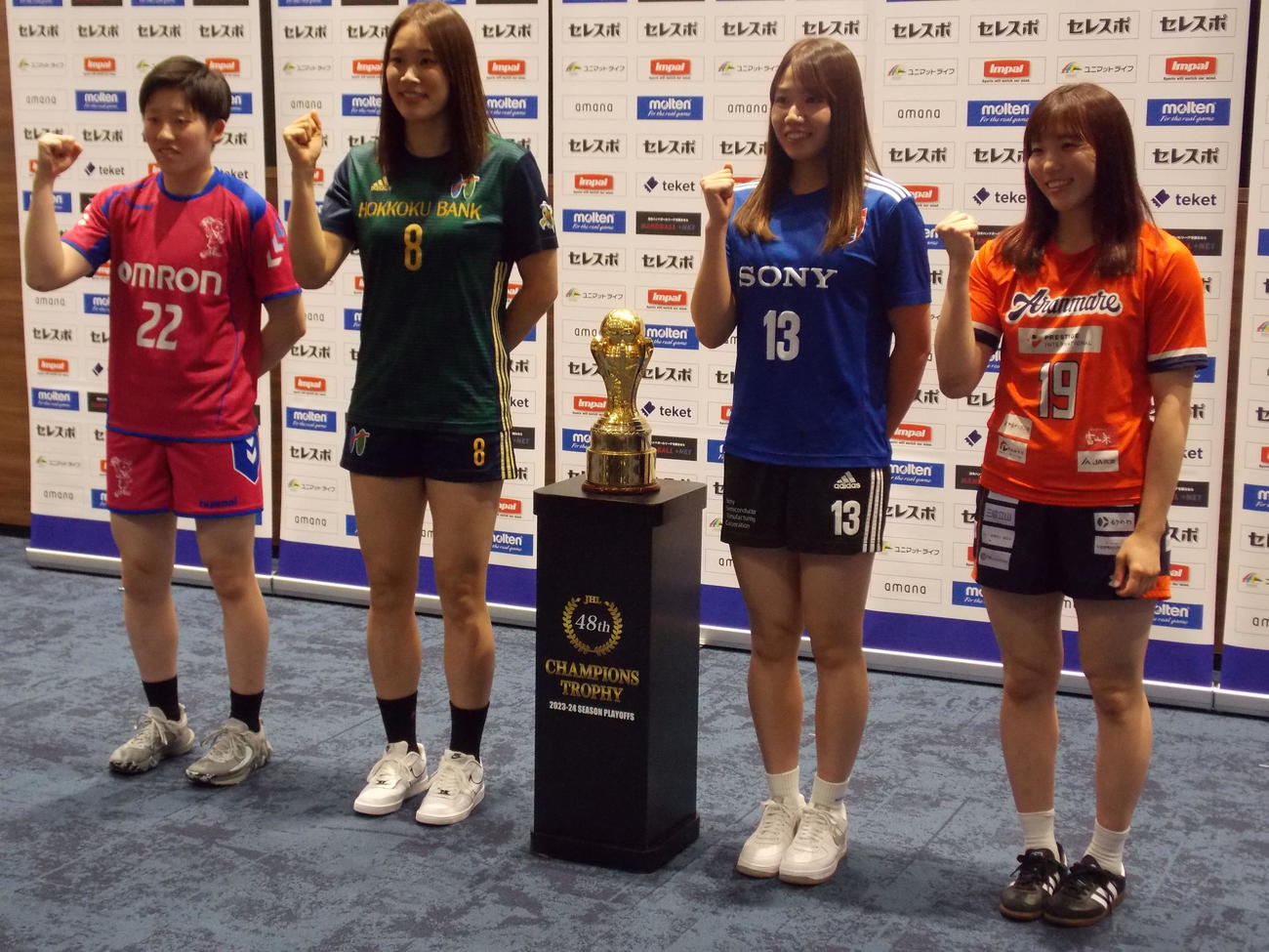 日本リーグのプレーオフに向けて誓いを立てた右からアランマーレ富山の桧木祐穂、ソニーセミコンダクタ北原佑美、北国銀行の永田美香、オムロン米沢綾美（撮影・松本航）