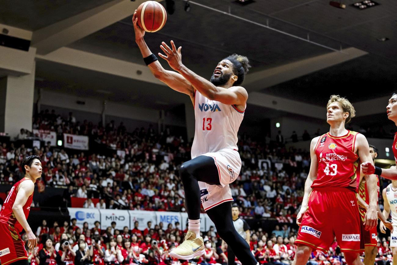 名古屋D戦でシュートを放つ広島のエバンス（中央）（C）B．LEAGUE（共同）