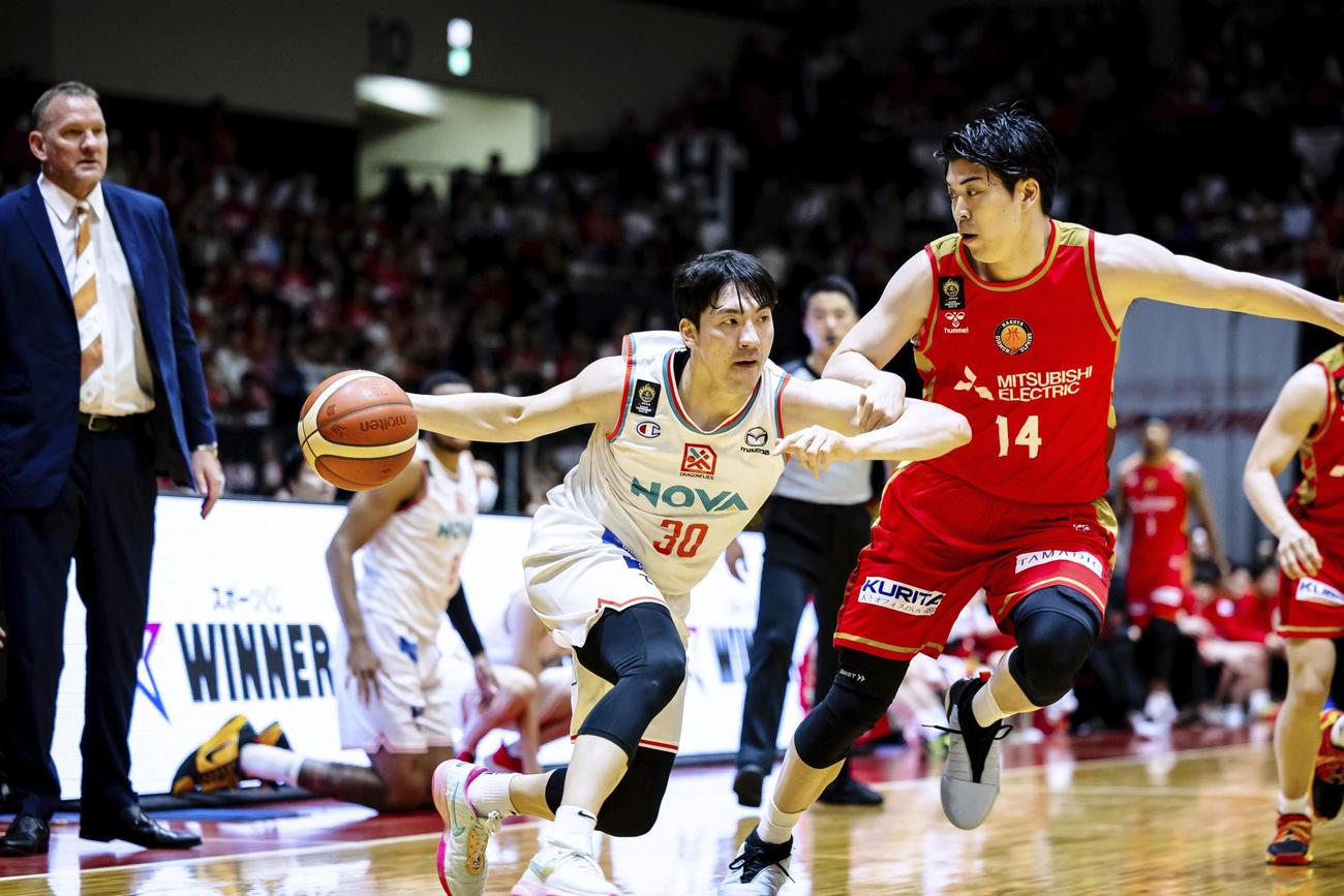 名古屋D戦で攻め込む広島の山崎（手前左）（C）B．LEAGUE（共同）