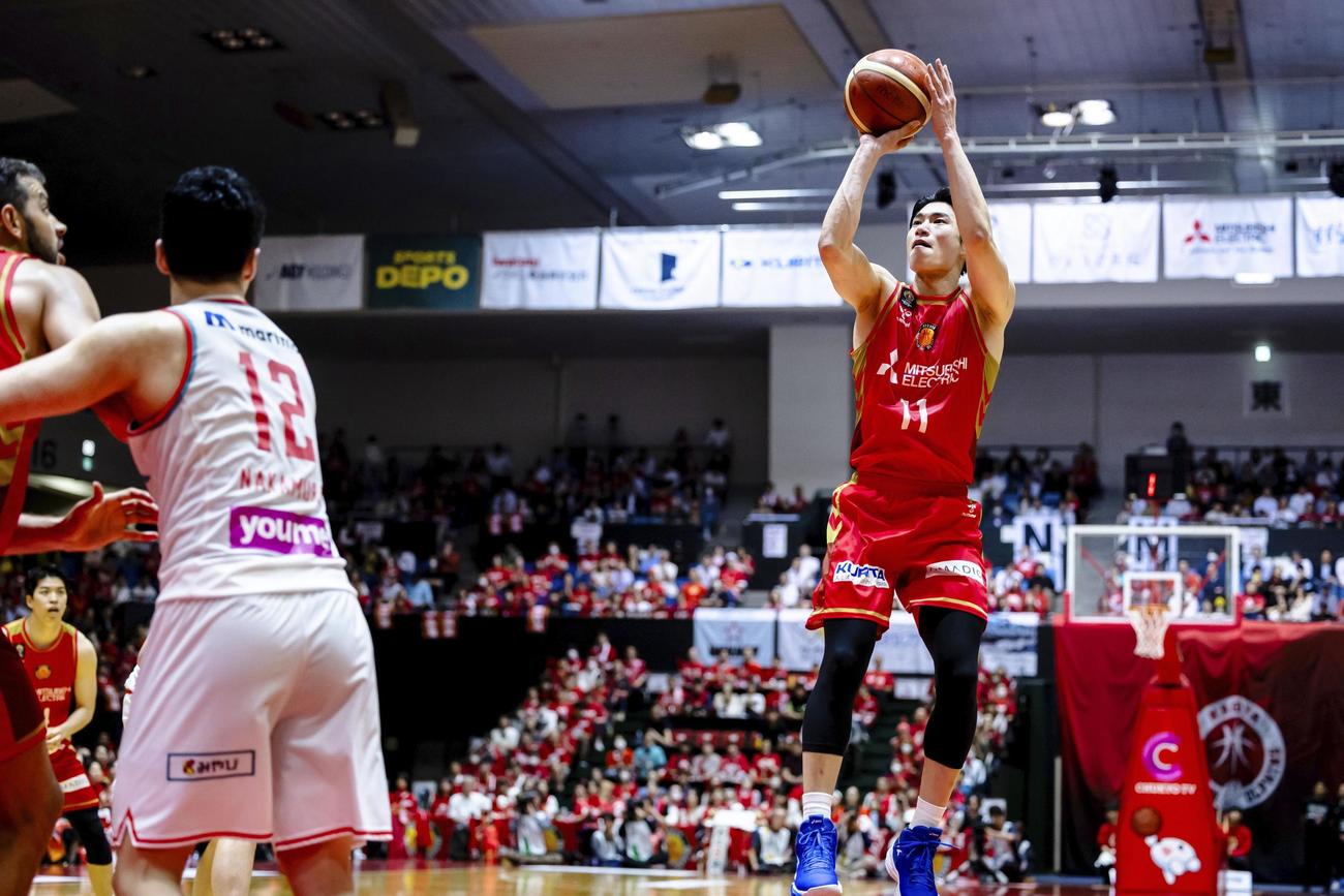 広島戦でシュートを放つ名古屋Dの須田（右）（C）B．LEAGUE（共同）