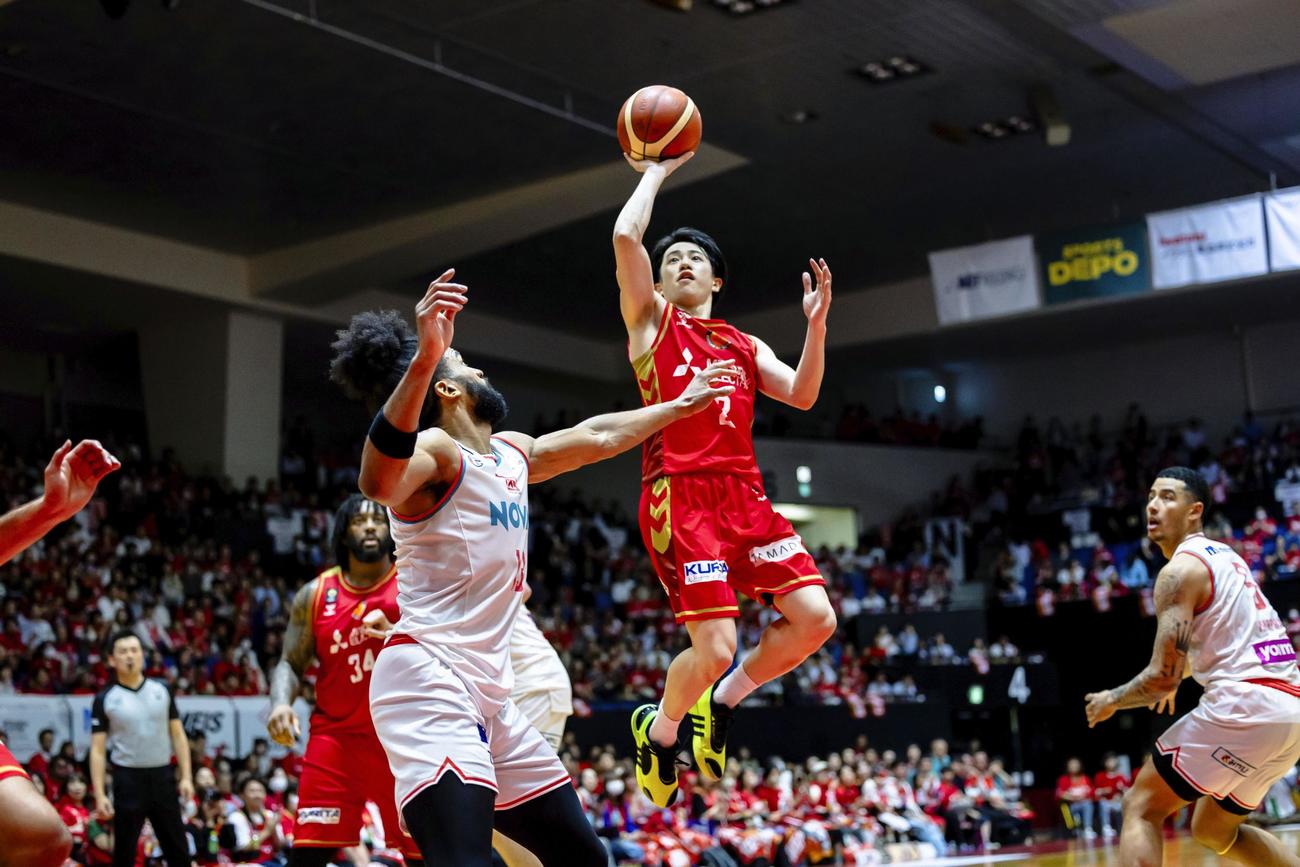 広島戦でシュートを狙う名古屋Dの斎藤（中央右）（C）B．LEAGUE（共同）