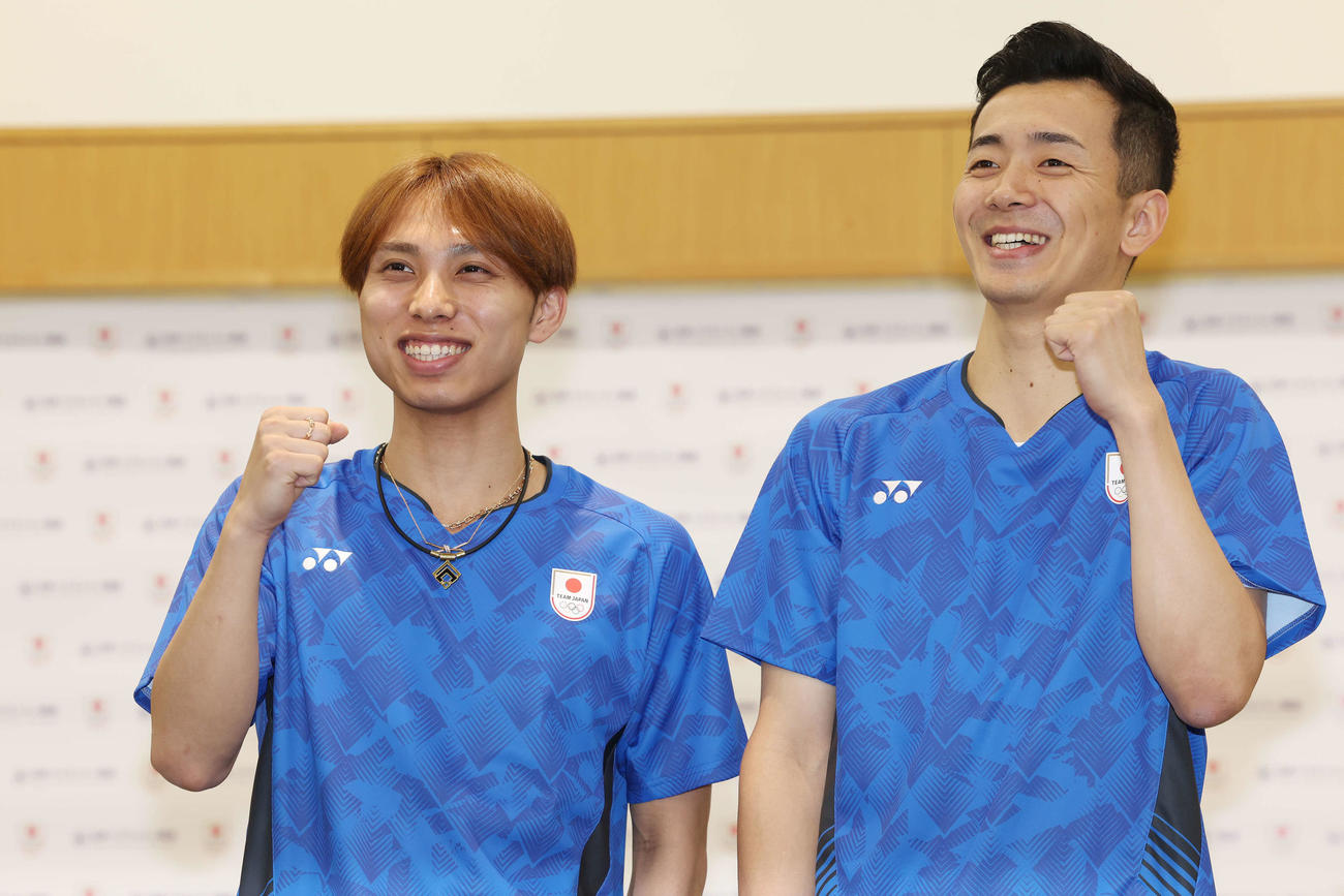 バドミントン日本代表内定会見でガッツポーズする男子シングルスの奈良岡（左）と西本（撮影・宮地輝）