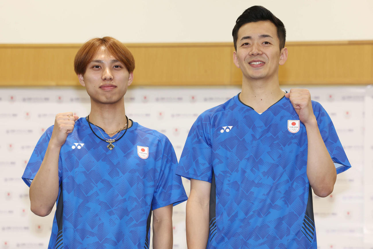 バドミントン日本代表内定会見でガッツポーズする男子シングルスの奈良岡（左）と西本（撮影・宮地輝）