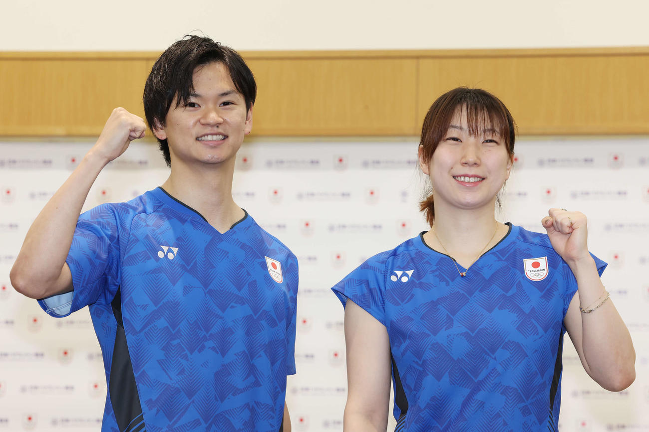 バドミントン日本代表内定会見でガッツポーズする混合ダブルスの渡辺（左）と東野組（撮影・宮地輝）