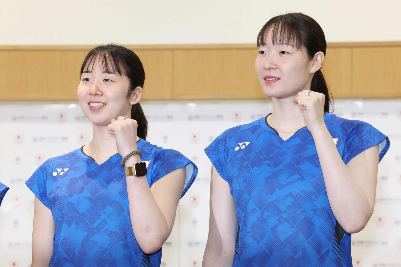 バドミントン日本代表内定会見でガッツポーズする女子ダブルスの永原（左）と松本組（撮影・宮地輝）