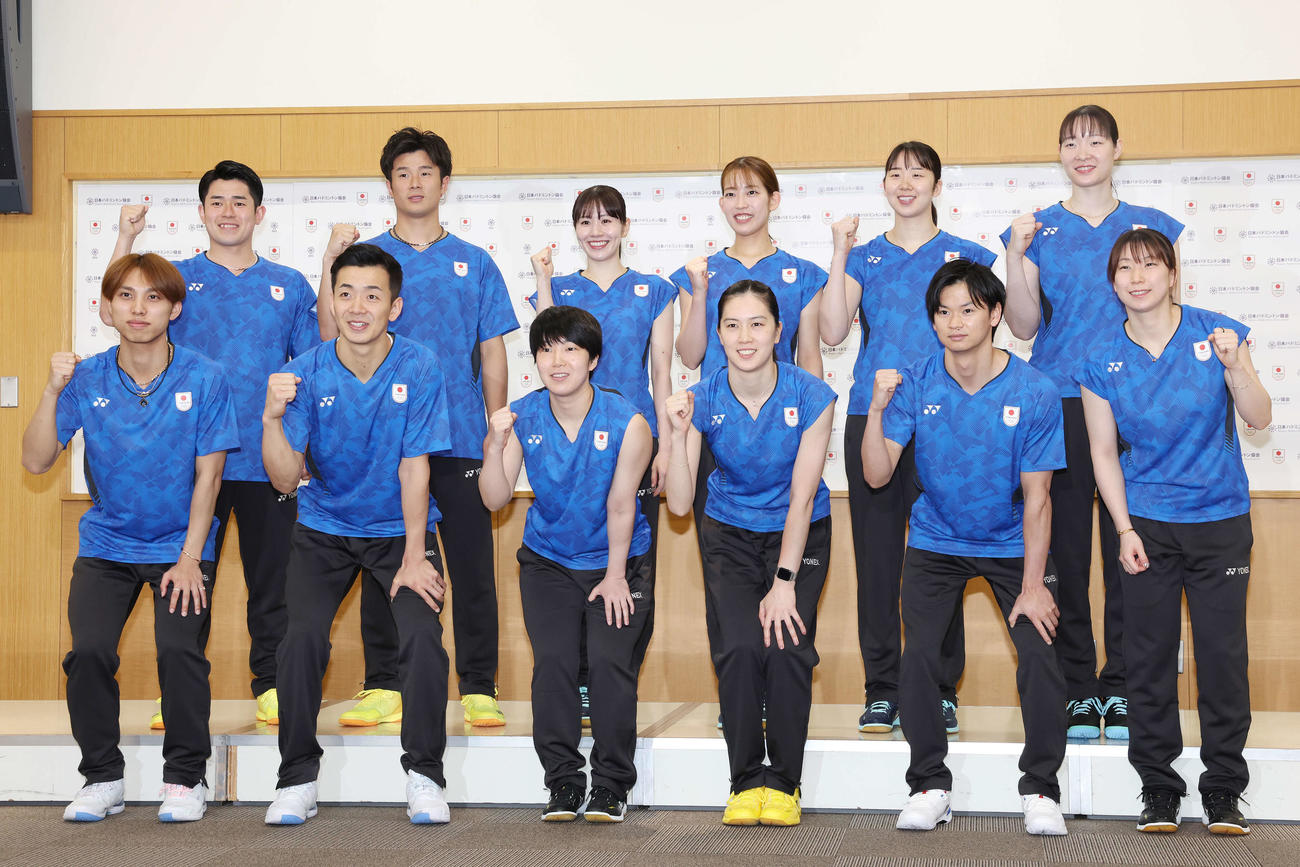 バドミントン日本代表内定会見でガッツポーズする選手たち、前列左から奈良岡、西本、山口、大堀、渡辺、東野、後列左から保木、小林、志田、松山、永原、松本（撮影・宮地輝）