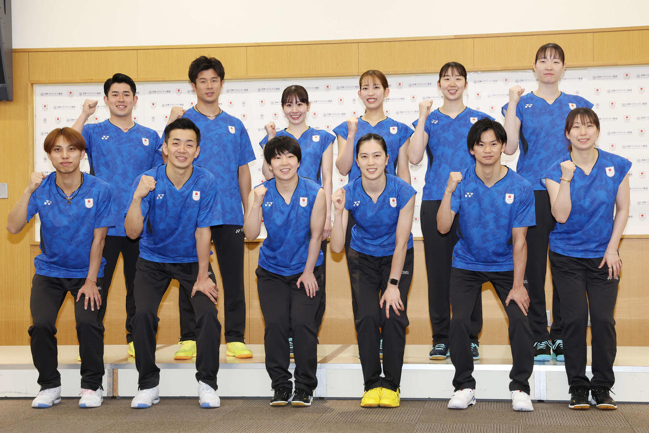 バドミントン日本代表内定会見でガッツポーズする選手たち、前列左から奈良岡、西本、山口、大堀、渡辺、東野、後列左から保木、小林、志田、松山、永原、松本（撮影・宮地輝）