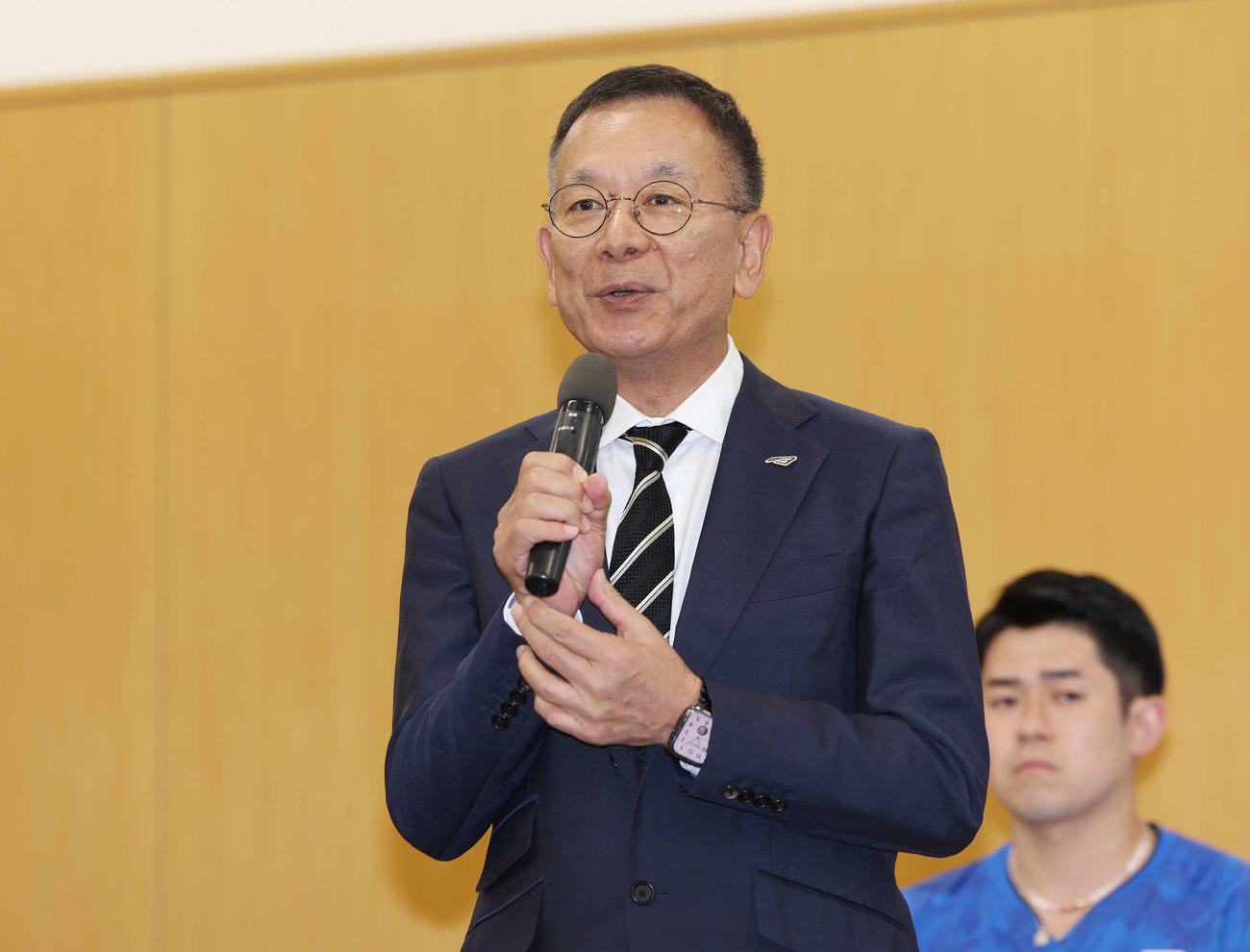 バドミントン日本代表内定会見であいさつする村井会長（撮影・宮地輝）