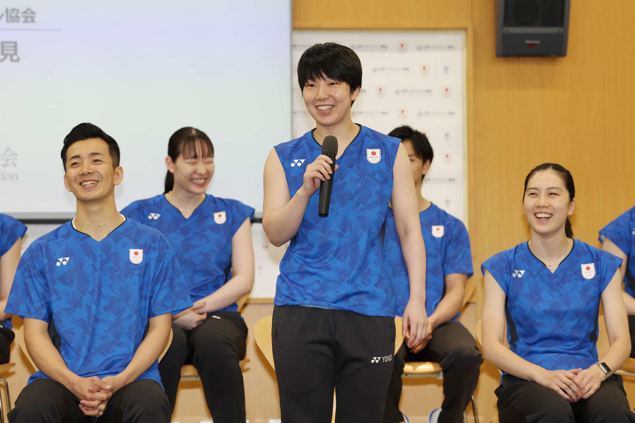 バドミントン日本代表内定会見で笑顔を見せる山口（中央）ら選手たち（撮影・宮地輝）