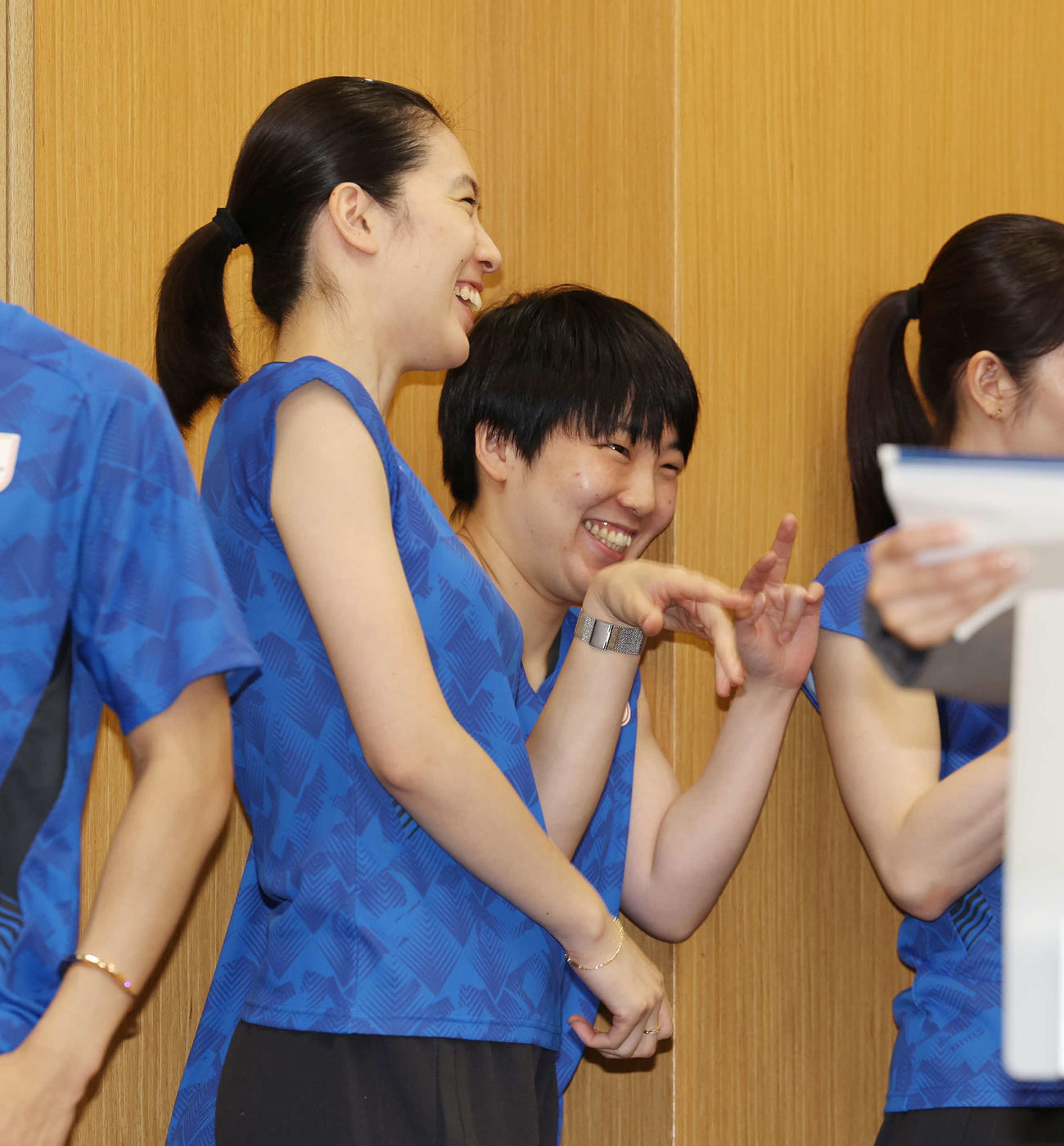 バドミントン日本代表内定会見で笑顔を見せる大堀（左）と山口（撮影・宮地輝）