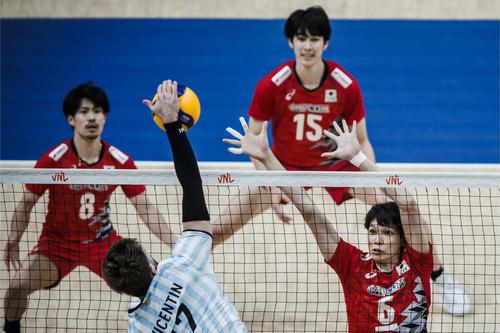 守備をする左から関田誠大、甲斐優斗、山内晶大（C）FIVB