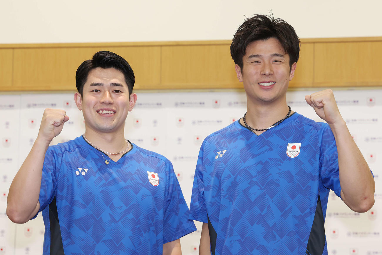 バドミントン日本代表内定会見でガッツポーズする男子ダブルスの保木（左）と小林組（撮影・宮地輝）